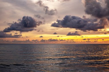 Sahilde muhteşem yaz gün batımı görünümü