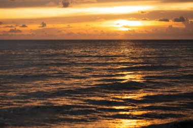 Sahilde muhteşem yaz gün batımı görünümü
