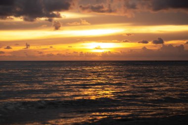 Sahilde muhteşem yaz gün batımı görünümü