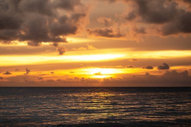 Sahilde muhteşem yaz gün batımı görünümü