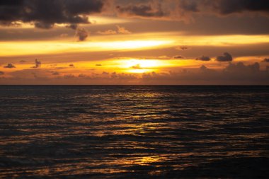 Sahilde muhteşem yaz gün batımı görünümü