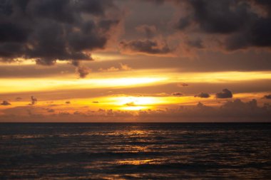 Sahilde muhteşem yaz gün batımı görünümü
