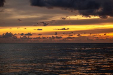 Sahilde muhteşem yaz gün batımı görünümü