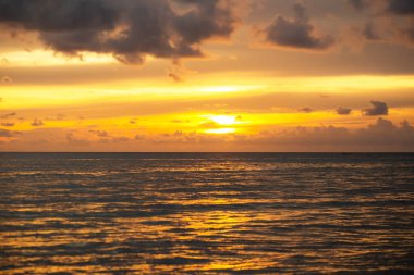 Sahilde muhteşem yaz gün batımı görünümü