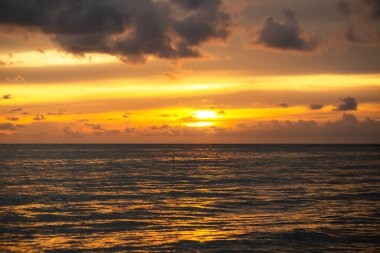 Sahilde muhteşem yaz gün batımı görünümü