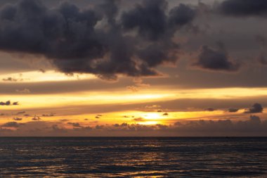 Sahilde muhteşem yaz gün batımı görünümü