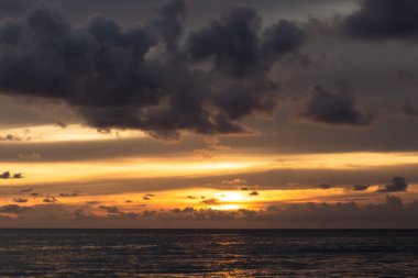 Sahilde muhteşem yaz gün batımı görünümü