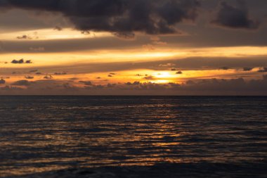 Sahilde muhteşem yaz gün batımı görünümü