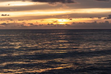 Sahilde muhteşem yaz gün batımı görünümü