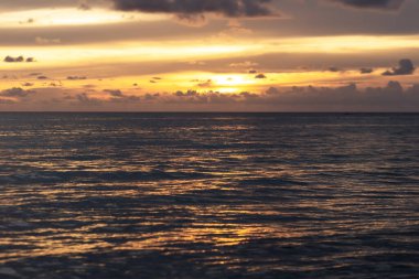 Sahilde muhteşem yaz gün batımı görünümü