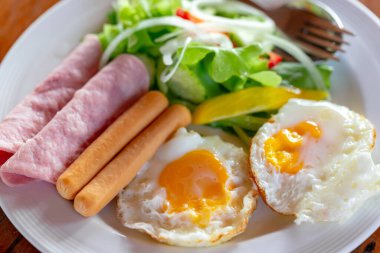 kızarmış yumurta, pastırma, sosis ve tost ile