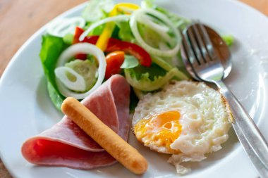 kızarmış yumurta, pastırma, sosis ve tost ile