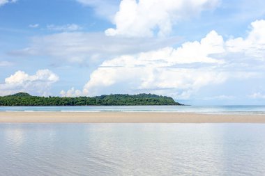 Kumlu sahilde denizin yumuşak dalgası