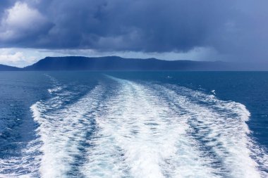 Siyah zemin üzerinde su dalgaları