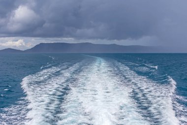 Siyah zemin üzerinde su dalgaları