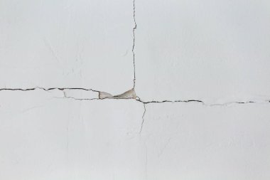 Evin tavanında çatlaklar var.