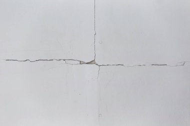 Evin tavanında çatlaklar var.