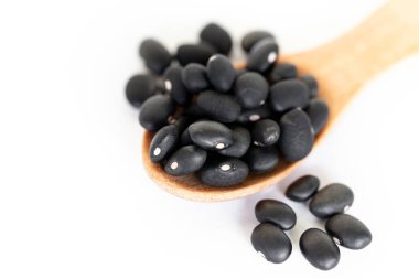Beyaz arkaplanda siyah fasulye