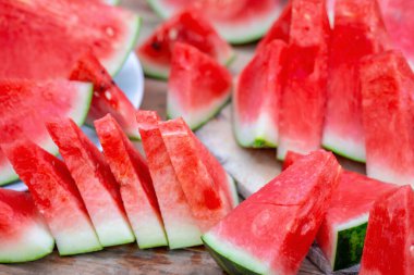 karpuz dilimi. Birçok büyük tatlı yeşil karpuz ve bir kesim karpuz