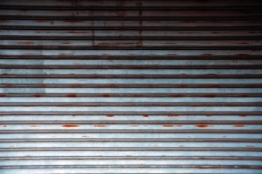 Eski kıvrımlı metal kapılı