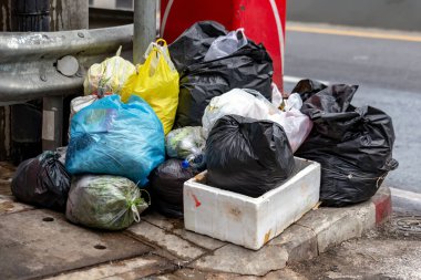 Siyah plastik kaplama inşaat çerçevesinin üzerine buruşuk.