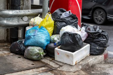 Siyah plastik kaplama inşaat çerçevesinin üzerine buruşuk.