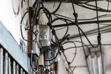 Yüksek voltaj postası. Yüksek voltaj ve gökyüzü arkaplanı.. 