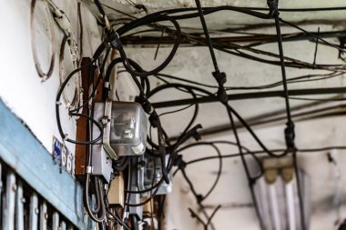 Yüksek voltaj postası. Yüksek voltaj ve gökyüzü arkaplanı.. 