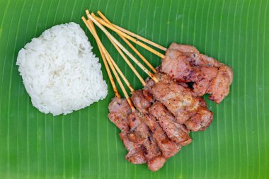 Grilled pork with sticky rice is an easy-to-eat food for Thai people, popular for breakfast.