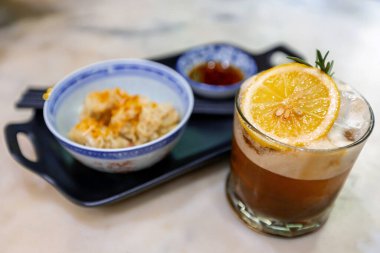 Bir bardak limonlu çay.