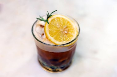 Bir bardak limonlu çay.