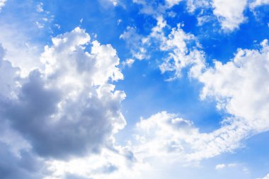 Parlak bir yaz gününde beyaz gökyüzü 