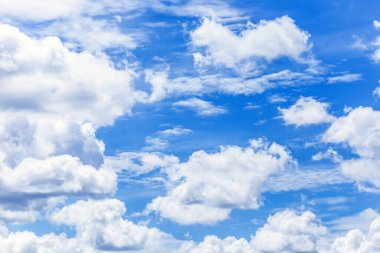 Parlak bir yaz gününde beyaz gökyüzü 