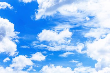 Parlak bir yaz gününde beyaz gökyüzü 