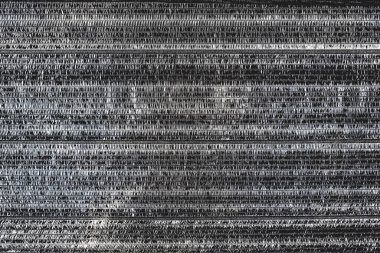 Binanın dışındaki klimanın eski ve yıpranmış bir ünitesi.