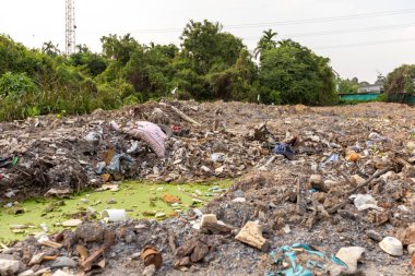 Hazmı zor plastik atık yığınları.