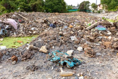 Hazmı zor plastik atık yığınları.
