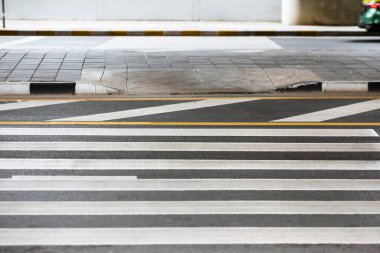 Şehrin ortasındaki ana yolda yaya geçidi var.