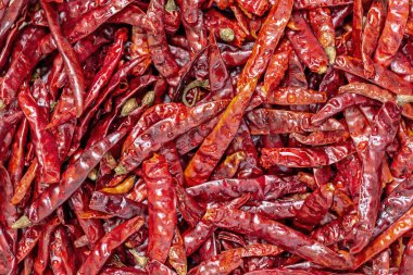 Beyaz arkaplanda kuru kırmızı biber