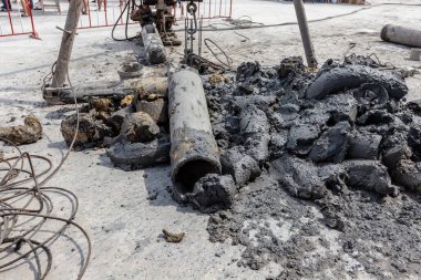 Yığınla toprak kazmak için sondaj kulesi