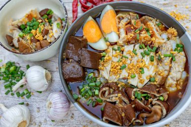 Tayland dilinde kaynamış Çin makarna kareleri 