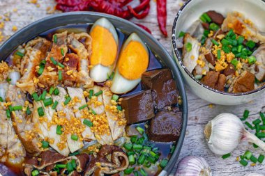 Tayland dilinde kaynamış Çin makarna kareleri 