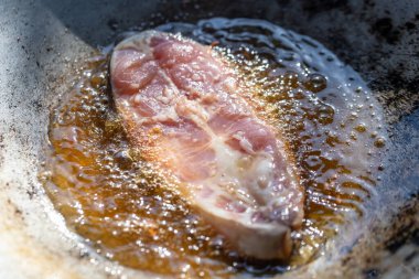 Yerel tuzlu kral uskumru balığı kızarıyor.