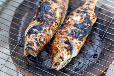 Kömürde kızartılmış deniz balığı.