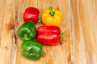 Çan biberi baharatlı olmayan kırmızı biberdir.