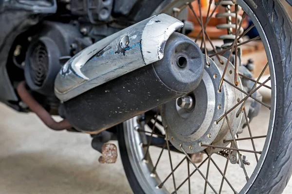 古いオートバイのチェーンと排気 — ストック写真