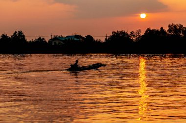 Güneşten sonra gökyüzünün renkleri