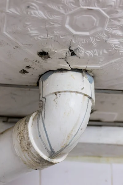 旧水管和破天花板 — 图库照片
