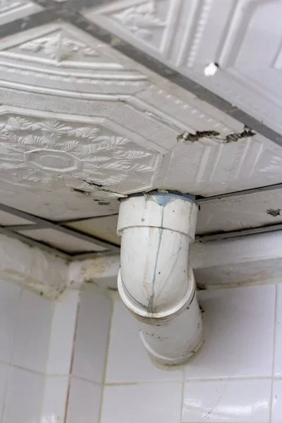 旧水管和破天花板 — 图库照片