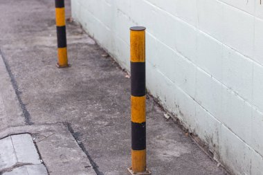 Kırmızıya beyaza boyanmış barikatlar park yeri göstermiyor..